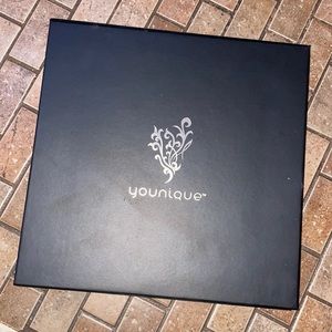 Younique palette 25 with 16 single shadows included